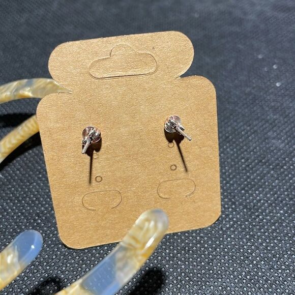 Plastic hoop earrings - Picture 3 of 4